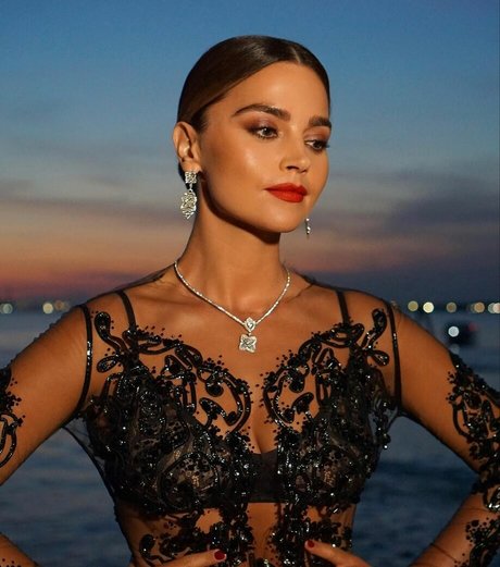 Jenna Louise Coleman ヌードのポルノスター 画像