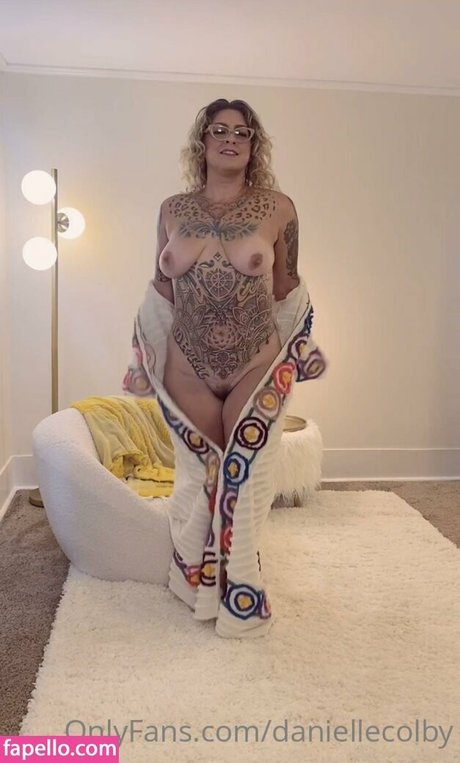 カービーキティOnlyfans アート裸 写真