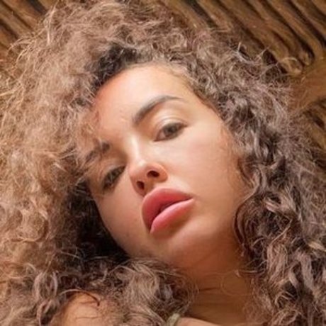 Elena Ora ホットなスター 画像