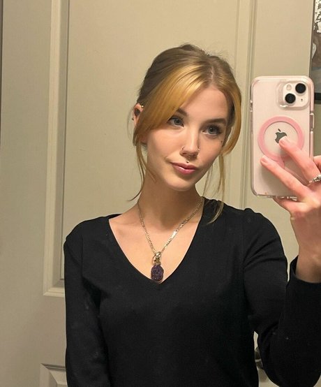 美しいブロンドのオンリーファンズ エロチック 写真