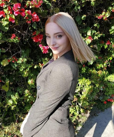 Emma Dumont エロティックモデル 画像