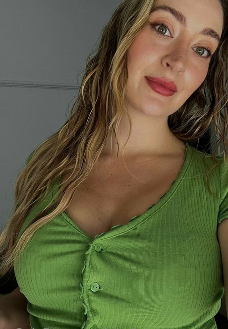 Blissful Whisper ASMR ホットモデル 写真