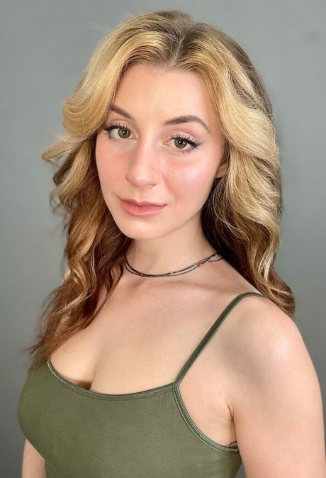 Ariane Kolet ヌードモデル 画像