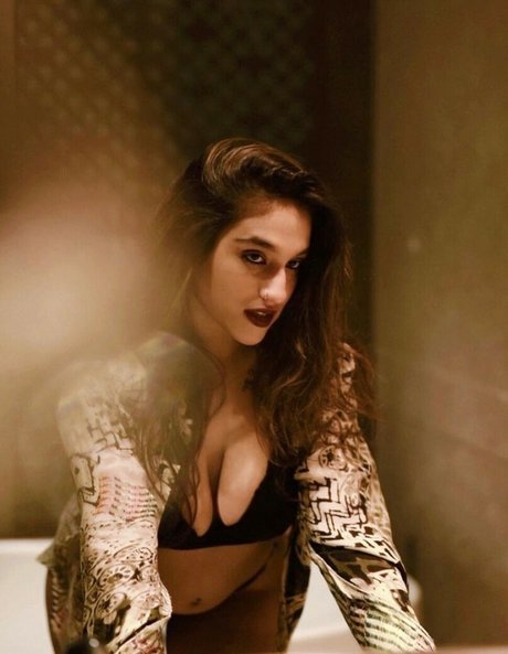 Deeksha Arora ホットスター 画像
