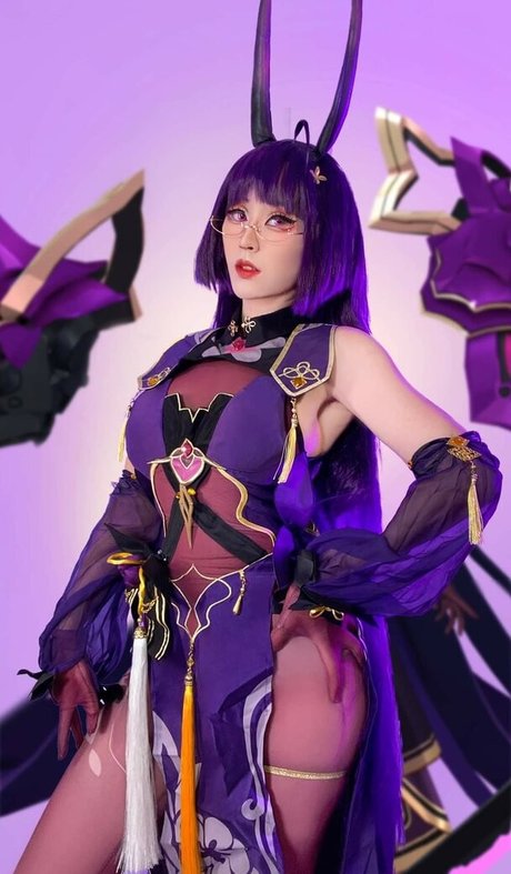 Larissa Rochefort 裸モデル 写真