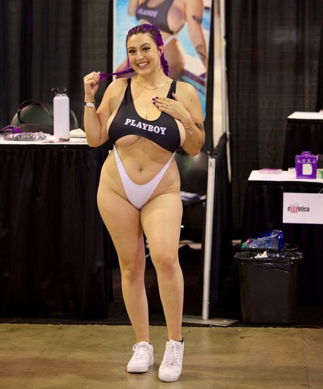Reagan Foxx アダルトスター 画像