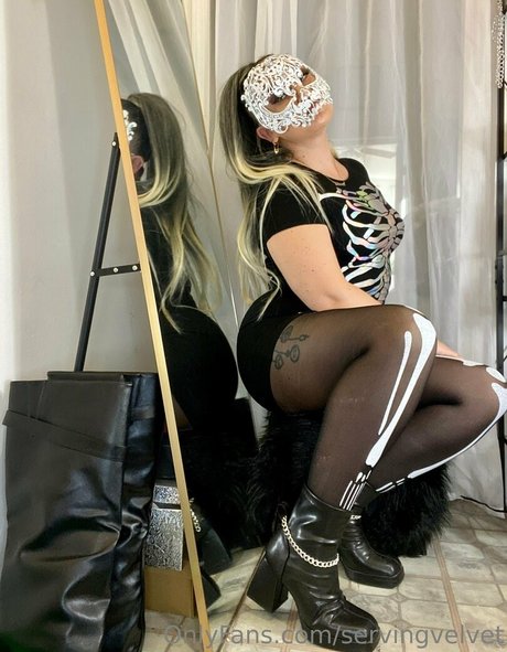 servingvelvet 美しいポルノスター 写真