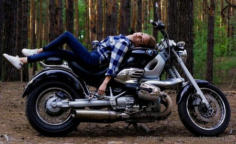 yourgoddessbeauty ポルノモデル 写真