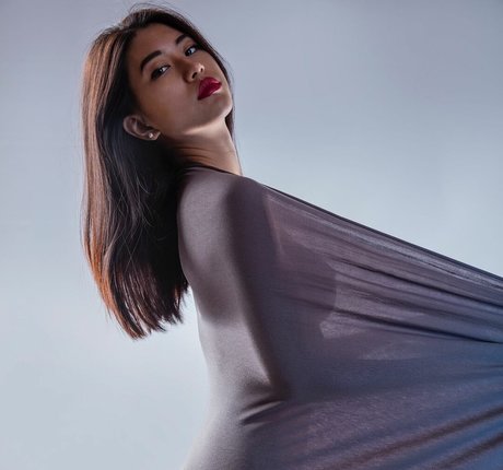 Fionaylin ポルノスター ヌード 写真