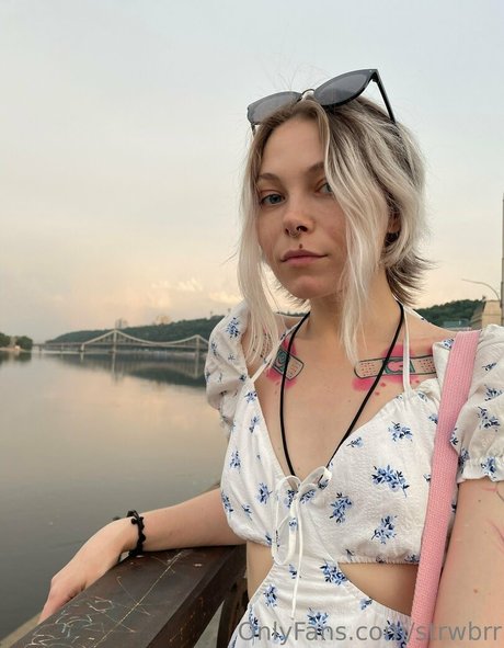 strwbrr セクシーモデル 写真