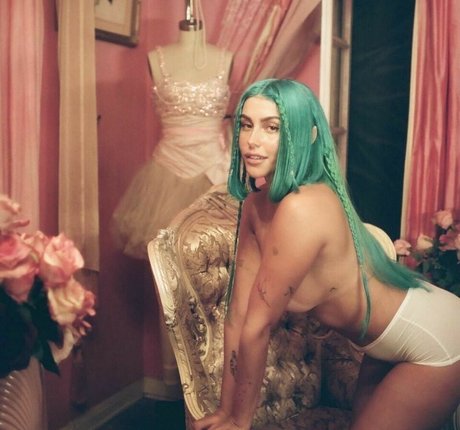Claudia Tihan ホットなモデル 写真