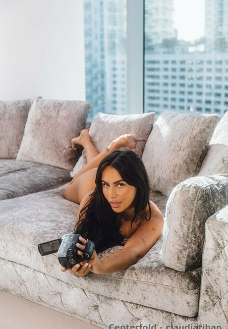 Claudia Tihan スター 裸 画像