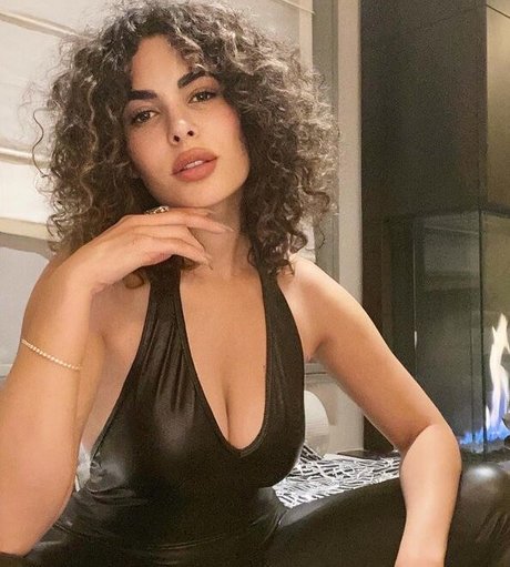 Nadine Velazquez かわいいモデル 写真