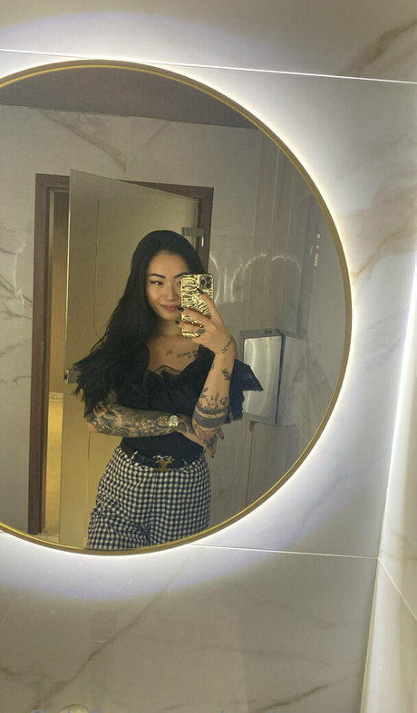 プールでの3P オンリーファンズ ホットセックス 写真