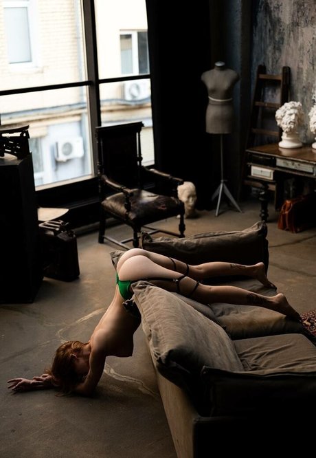 Aksinya carrot アート女優 写真