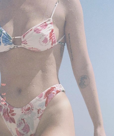熟女の手コキOnlyFans セクシー裸 写真