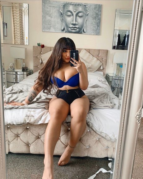 Priya Yasmin X 裸のモデル 写真