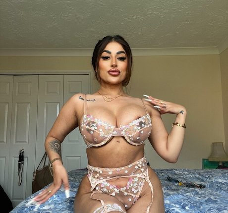 Priya Yasmin X 裸のモデル 画像