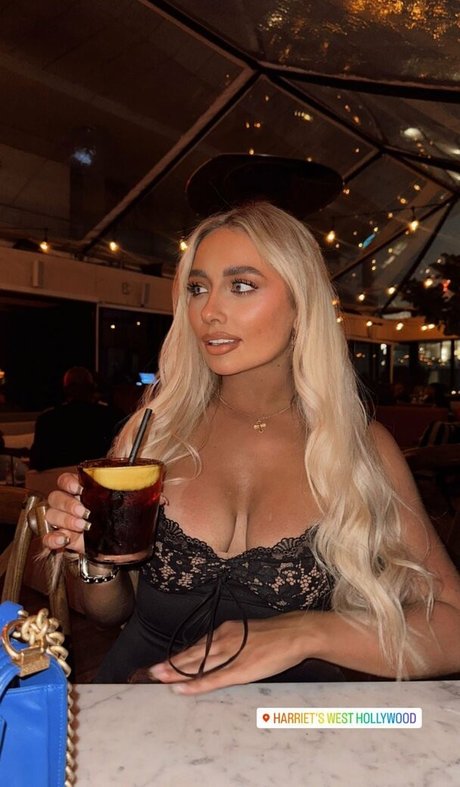 Saffron Barker セクシーモデル 写真