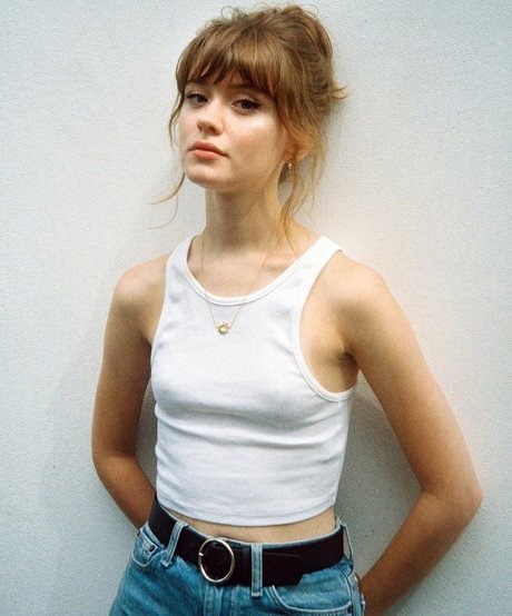 Maisie Peters スター ヌード 写真