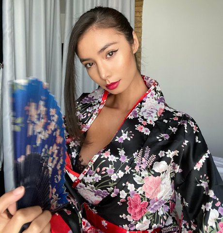 ストラップオンオンリーファンズ セクシーヌード 写真