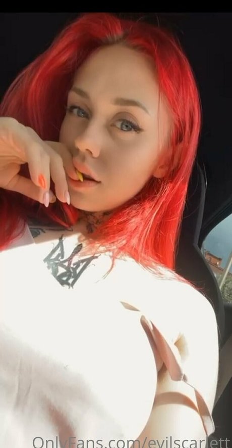 evilscarlett HDスター 写真