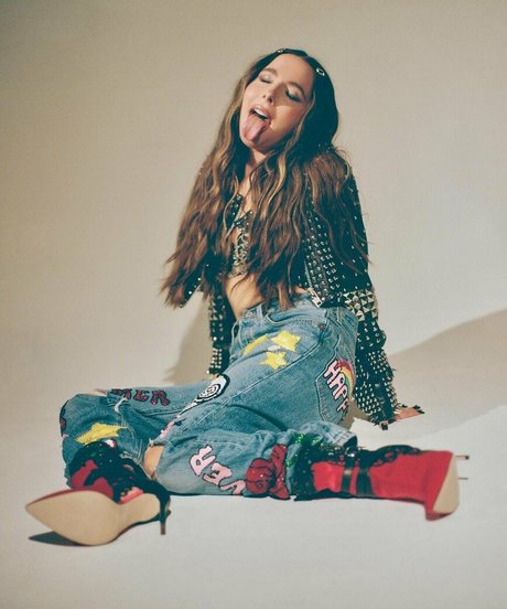 Esther Povitsky セクシーモデル 写真