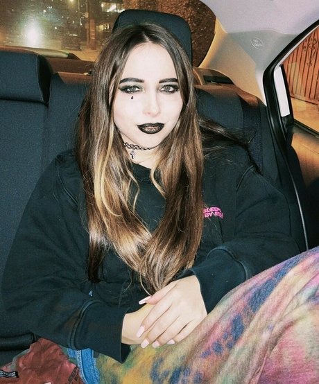 Esther Povitsky ヌード女優 画像