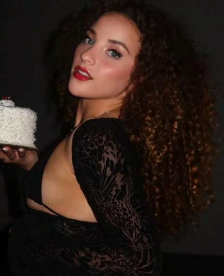 Sofie Dossi 完璧なモデル 画像