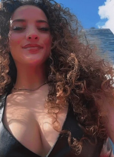 Sofie Dossi ポルノスター セックス 写真