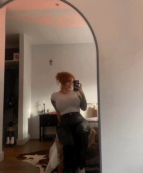 Hollie Rutter セクシーなスター ギャラリー