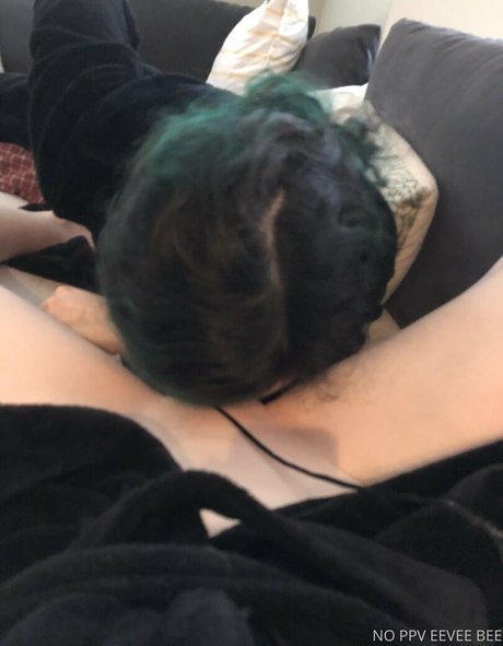 eeveebeesolo エロティックなスター 写真