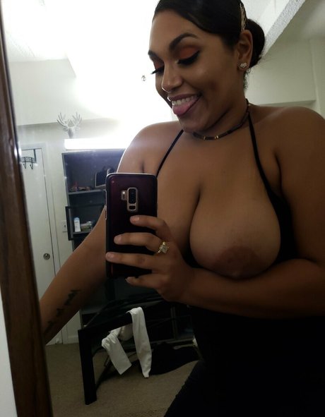 成熟した黒人女性オンリーファンズ セックス 画像