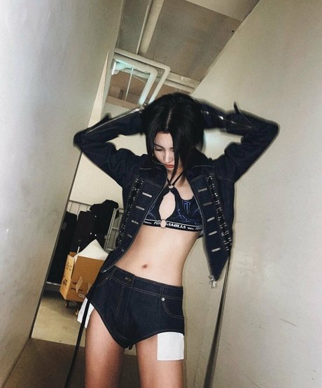 tiny pretty j エロティックなモデル 写真