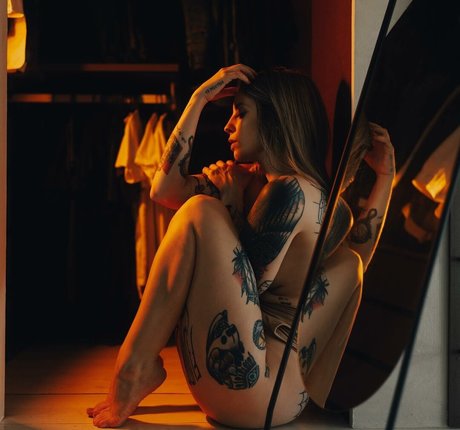 Brokenmirror 高品質のポルノスター 写真
