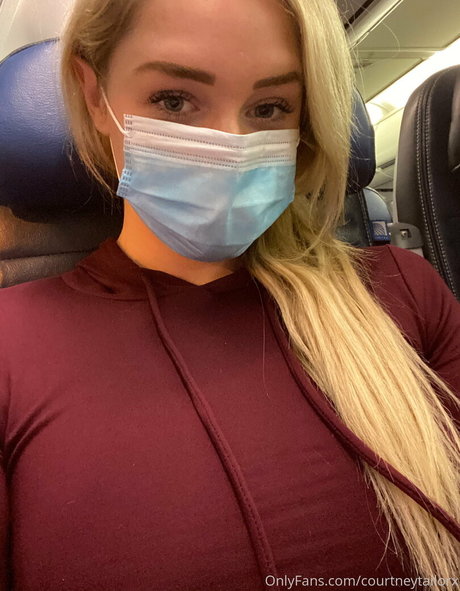 Courtney Taylor 女優 写真