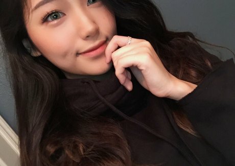 デカ尻ジーンズ OnlyFans 美しいヌード 画像