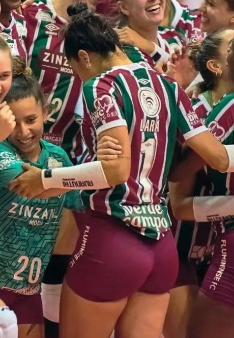Lara Nobre 裸のスター 画像