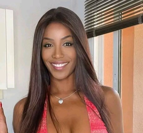 Ainett Stephens ポルノスター 無料 写真