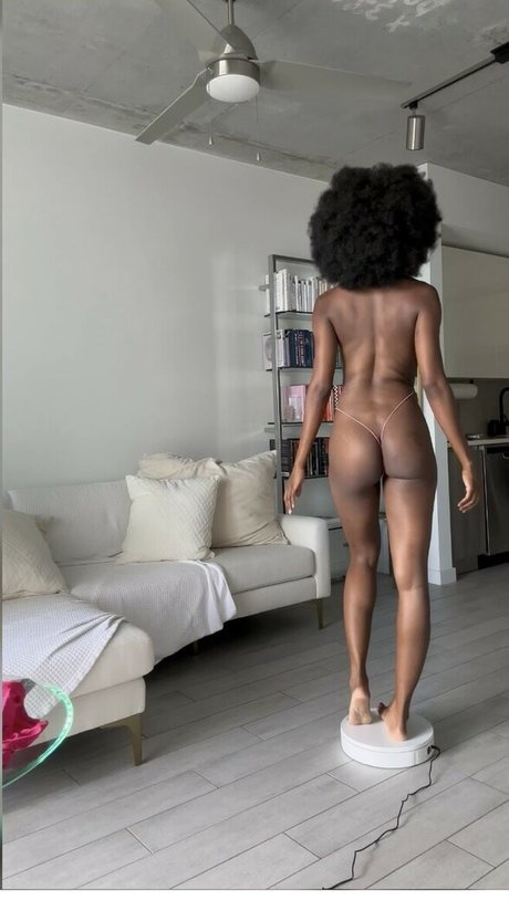 セクシーなラテン系オンリーファンズ セクシーヌード 写真