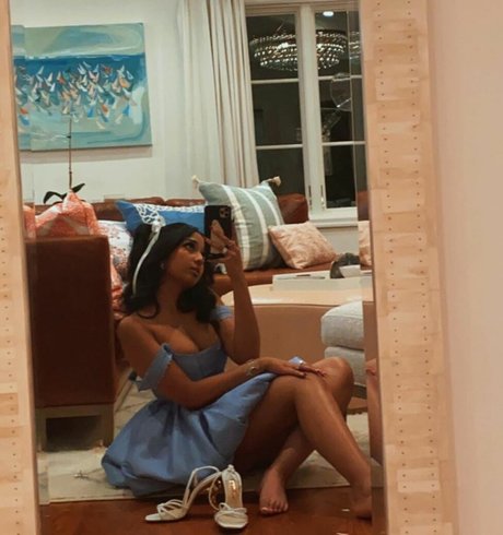 Maitreyi Ramakrishnan セックスモデル 写真