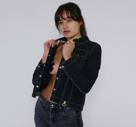 Depop Wins アート女優 写真