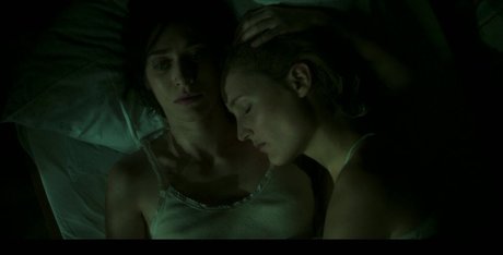 Lizzy Caplan ヌードモデル 写真