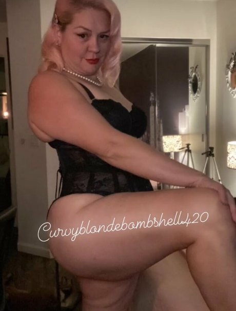 curvyblondebombshell420 ポルノスター 写真