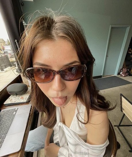 Ava Rose Beaune ホットなスター ギャラリー