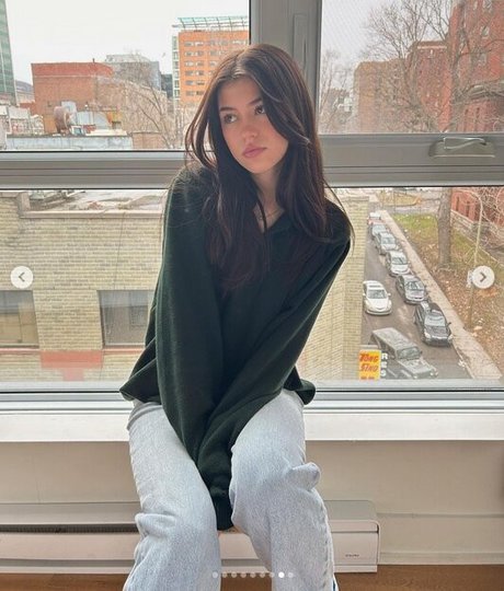 Ava Rose Beaune アート女優 写真
