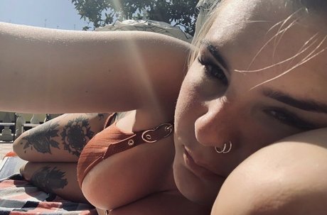 Hollie Jakeway アートモデル 写真