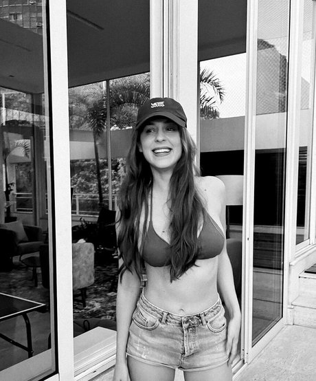 Sophia Abrahao スター 裸 写真