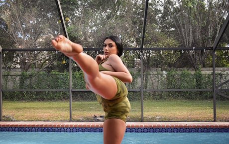 nadiastrikesagain エロティックなモデル 写真