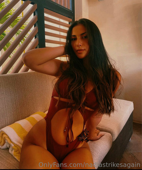 nadiastrikesagain セックスポルノスター 写真